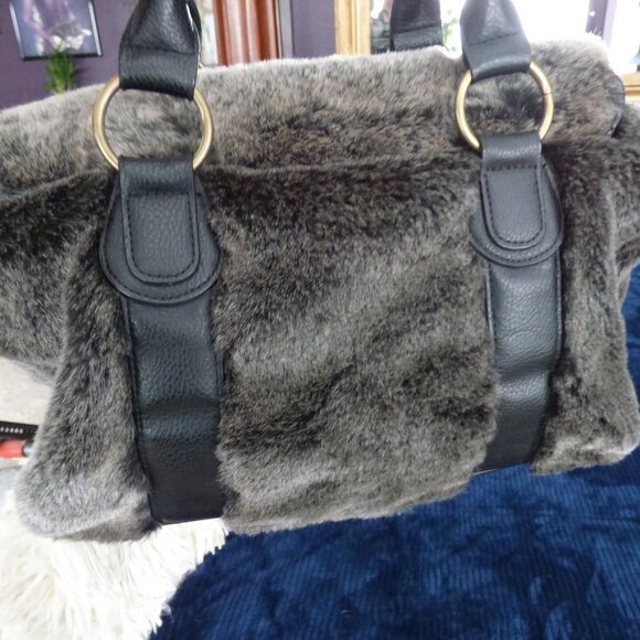 TAMARIS GOTH FAUX FUR LARGE HANDBAG WITH COMPARTMENTS AND TARTAN CHECK LINING - Picture 3 of 13